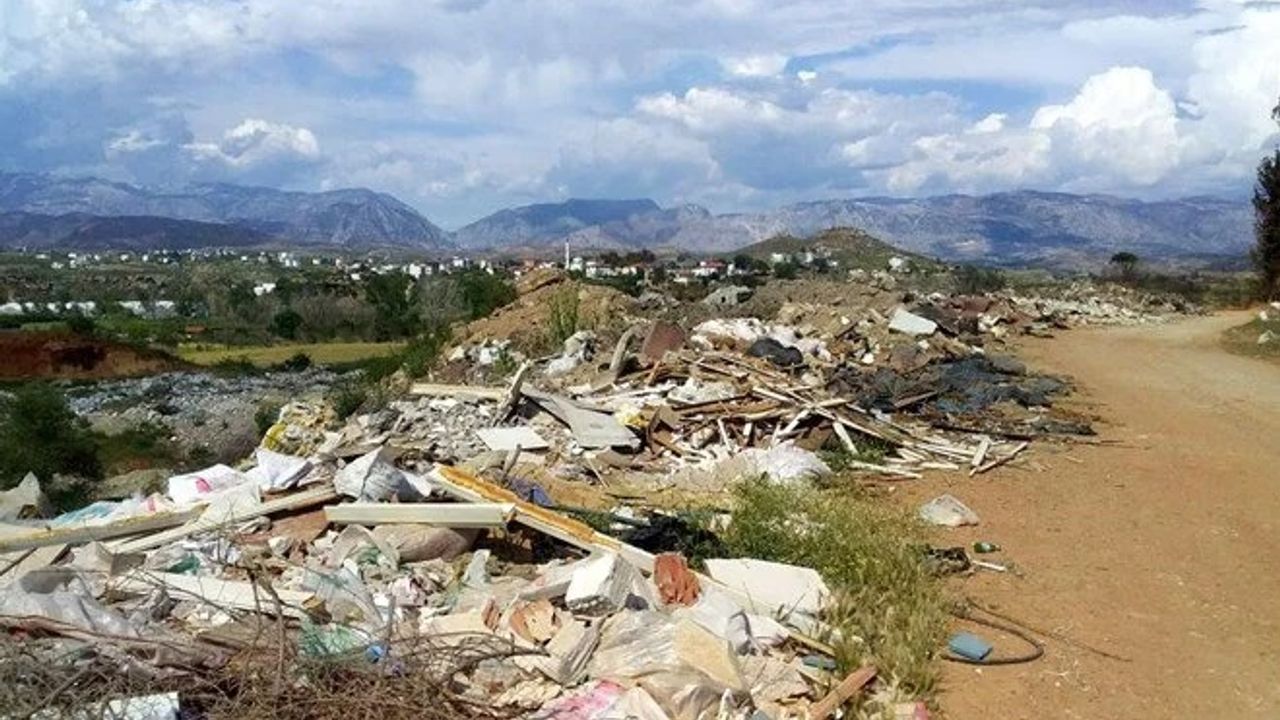 Manavgat'ta Evlerin Hafriyatı Ormana Döküldü
