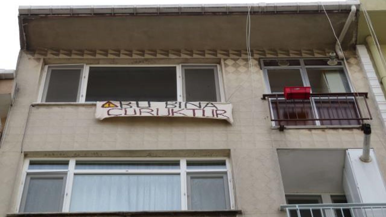 Kiracı "Bu Bina Çürüktür" Pankartı Asıp Daireyi Boşalttı