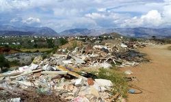 Manavgat'ta Evlerin Hafriyatı Ormana Döküldü